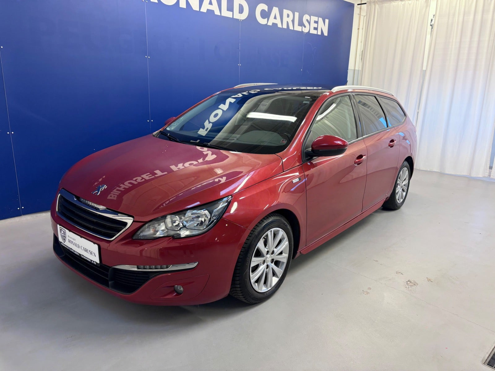 Rød Peugeot 308 fra 2016