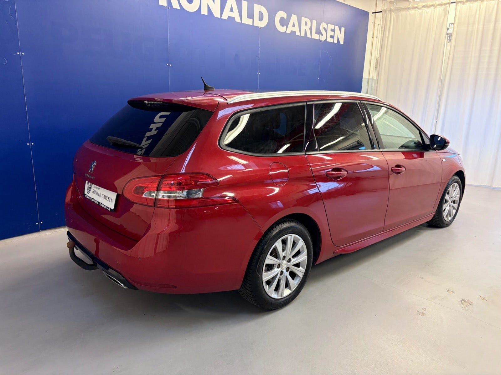 Rød Peugeot 308 fra 2016