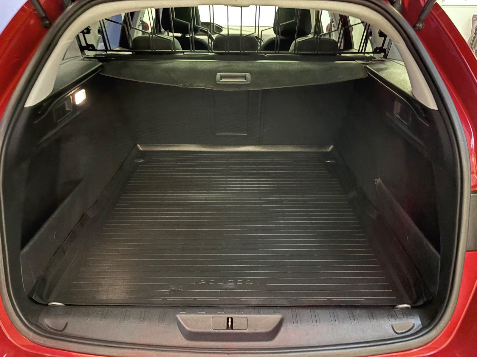 Rød Peugeot 308 fra 2016