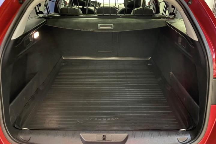 Rød Peugeot 308 fra 2016