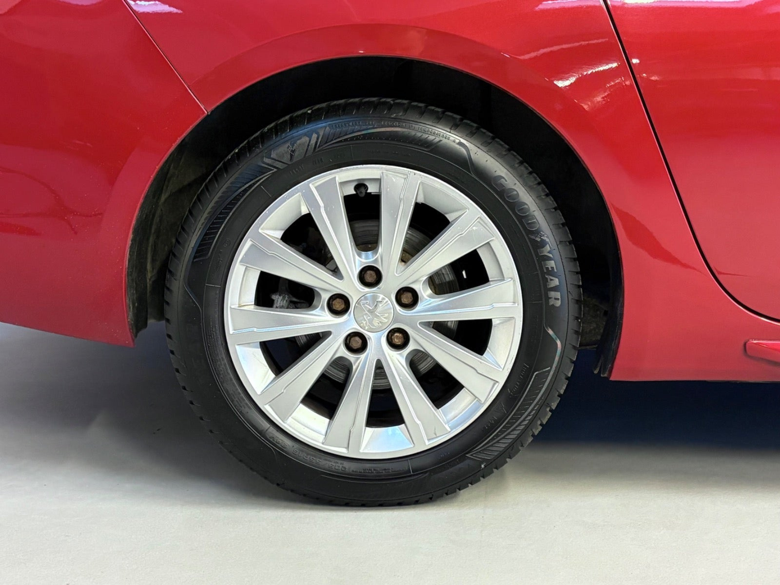 Rød Peugeot 308 fra 2016