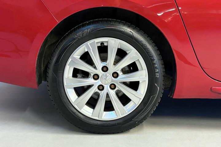 Rød Peugeot 308 fra 2016