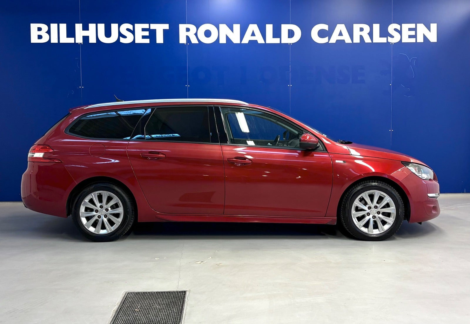 Rød Peugeot 308 fra 2016
