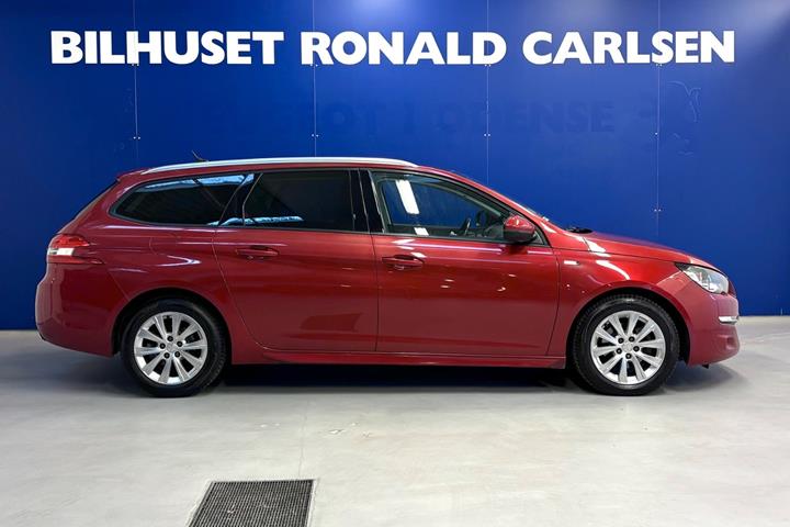 Rød Peugeot 308 fra 2016