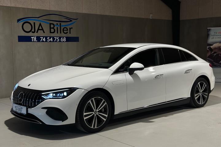 Hvid Mercedes EQE300 fra 2023 set udefra