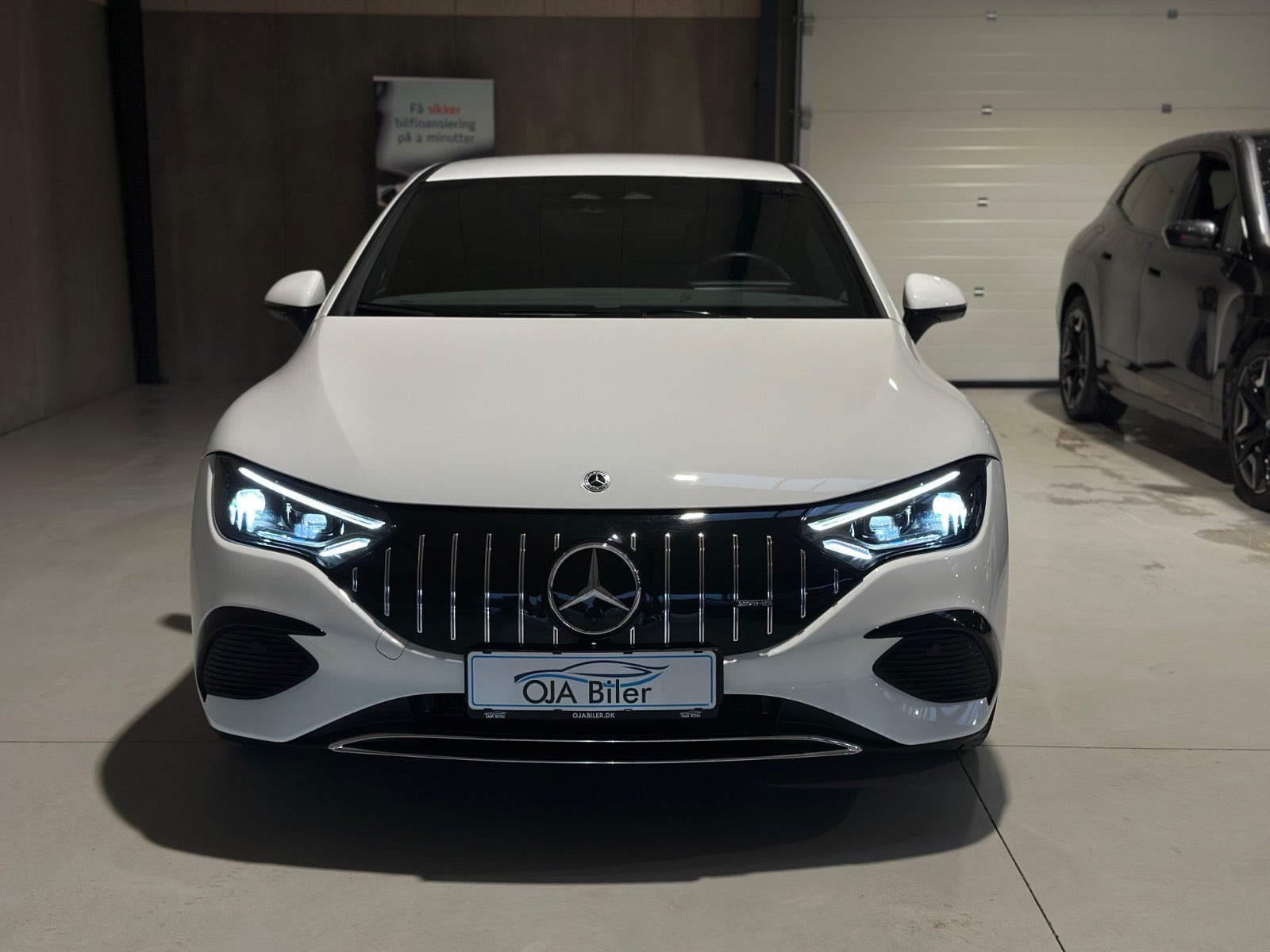 Hvid Mercedes EQE300 fra 2023