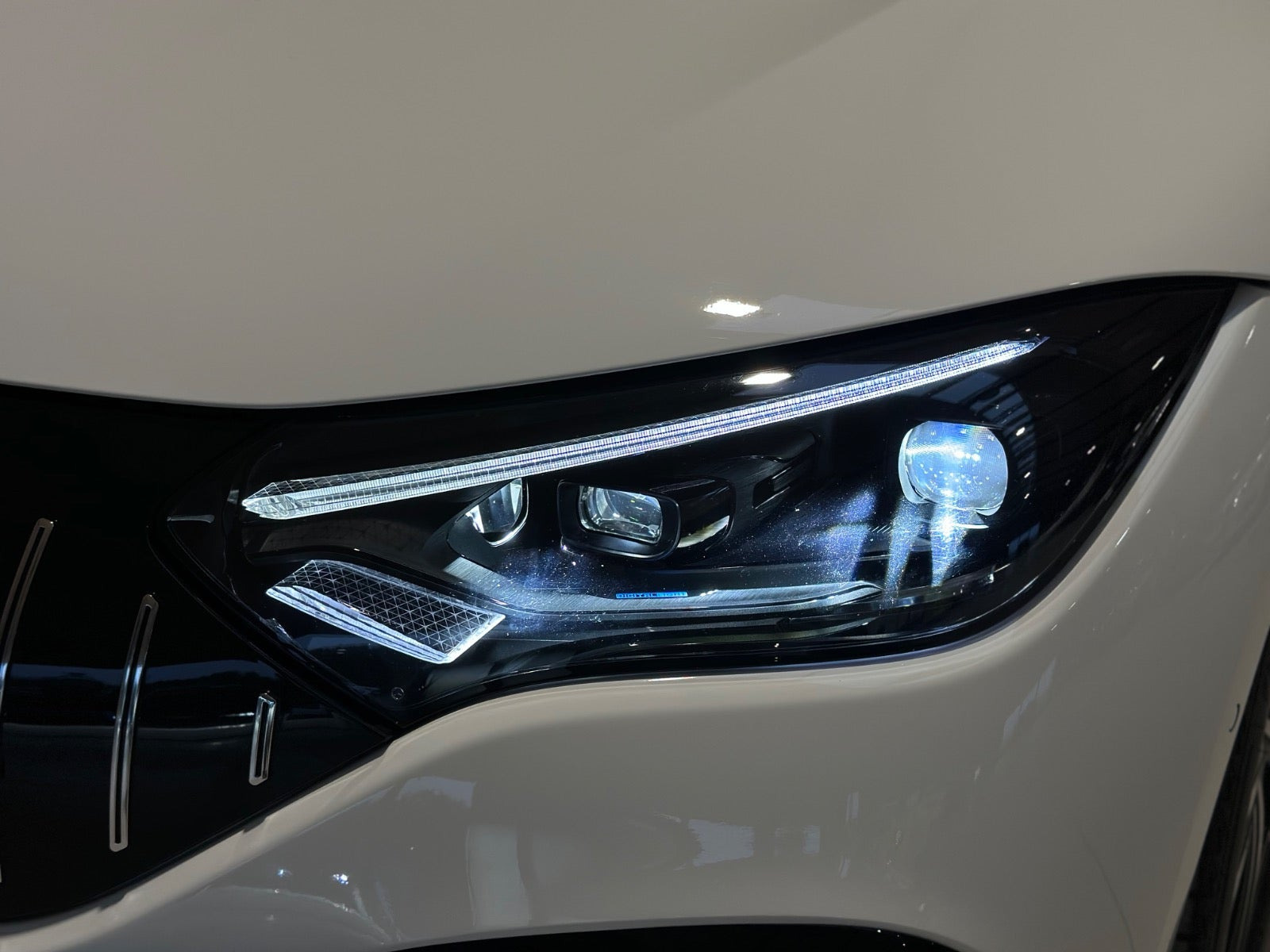 Hvid Mercedes EQE300 fra 2023