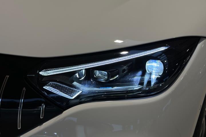 Hvid Mercedes EQE300 fra 2023