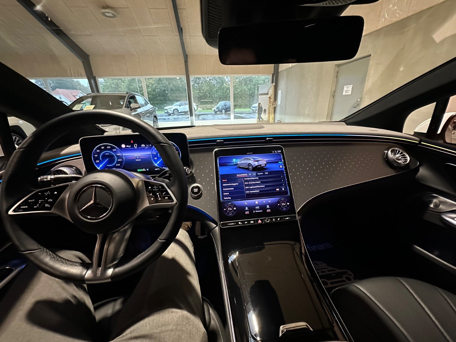 Hvid Mercedes EQE300 fra 2023