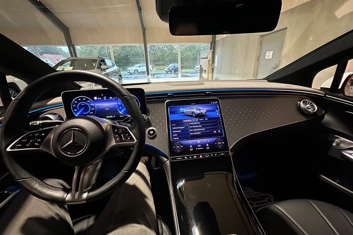 Hvid Mercedes EQE300 fra 2023