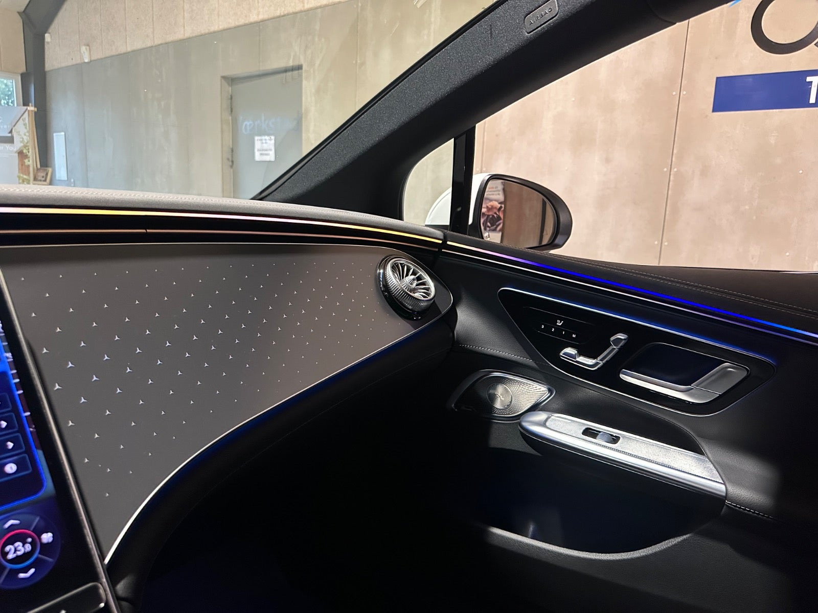 Hvid Mercedes EQE300 fra 2023