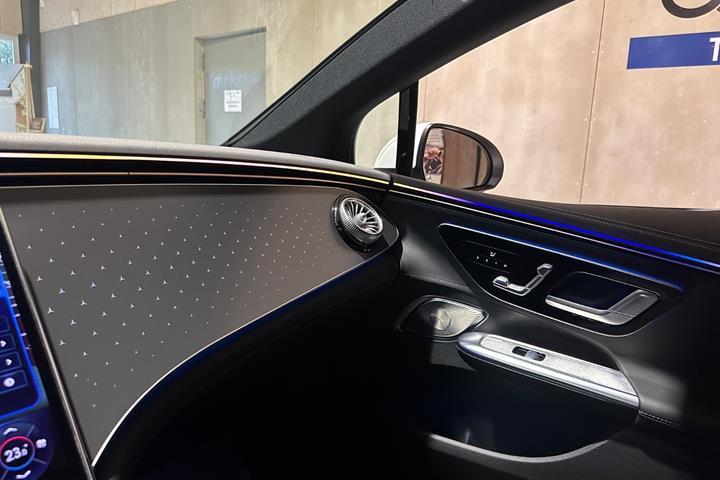 Hvid Mercedes EQE300 fra 2023