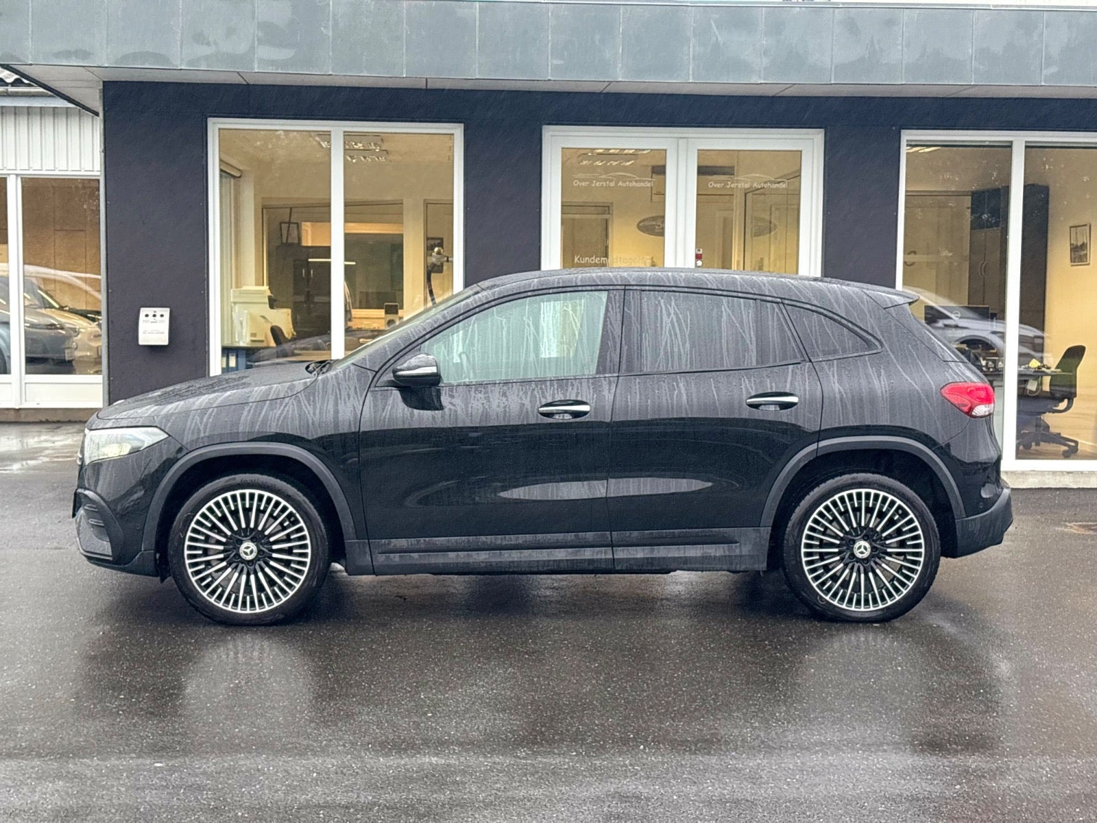 Sort Mercedes EQA250+ fra 2023