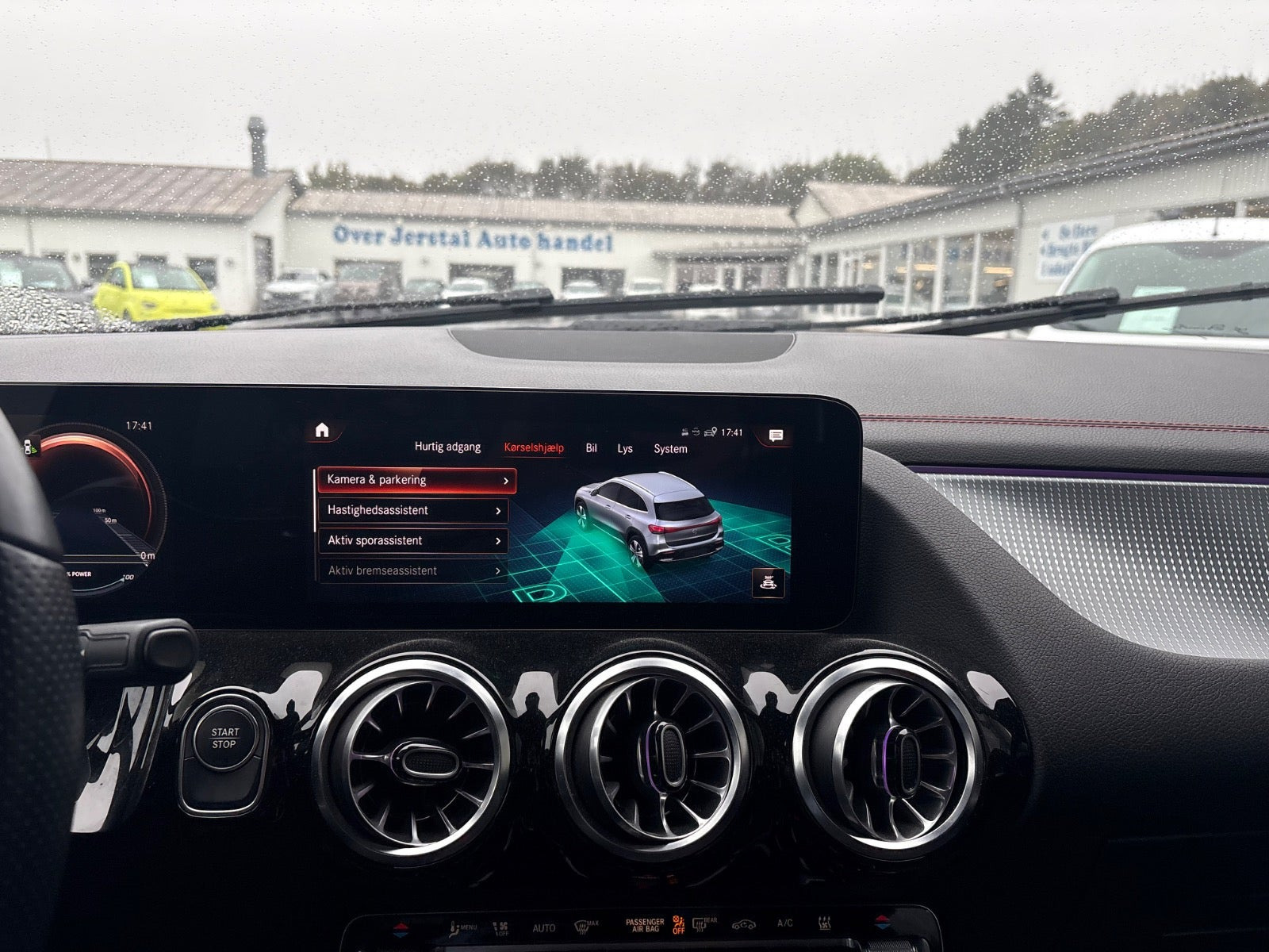 Sort Mercedes EQA250+ fra 2023