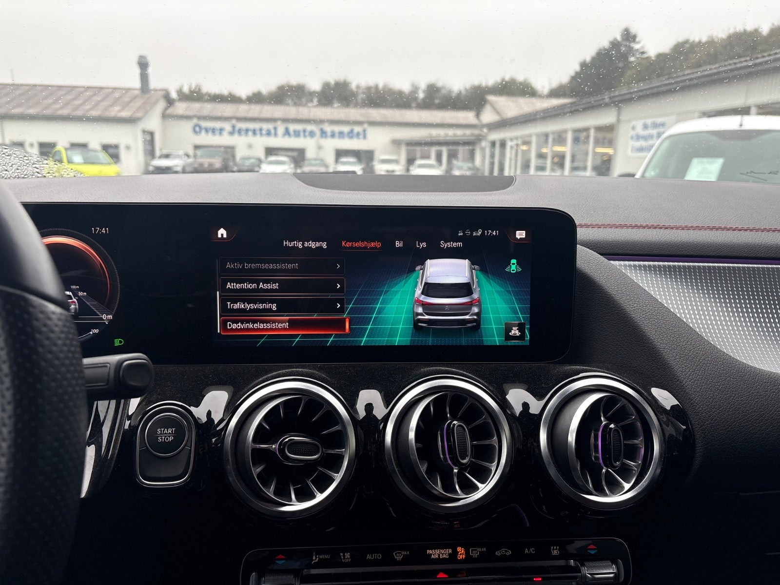 Sort Mercedes EQA250+ fra 2023