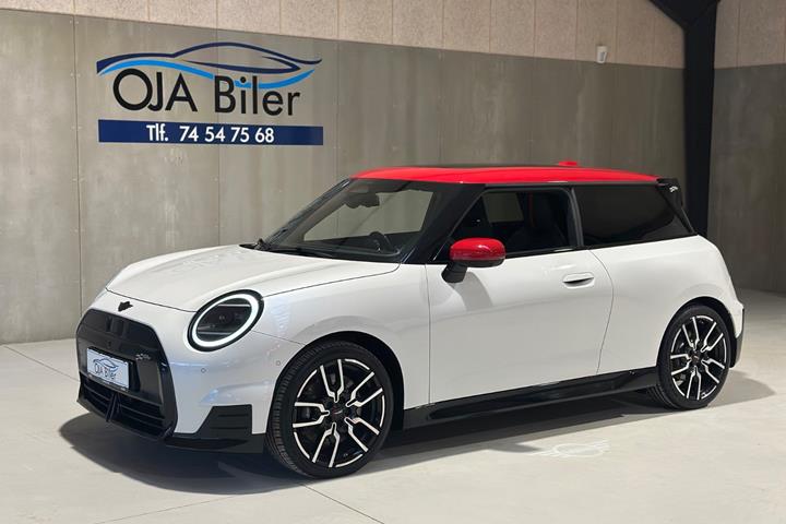 Hvid Mini Cooper E fra 2025 set udefra
