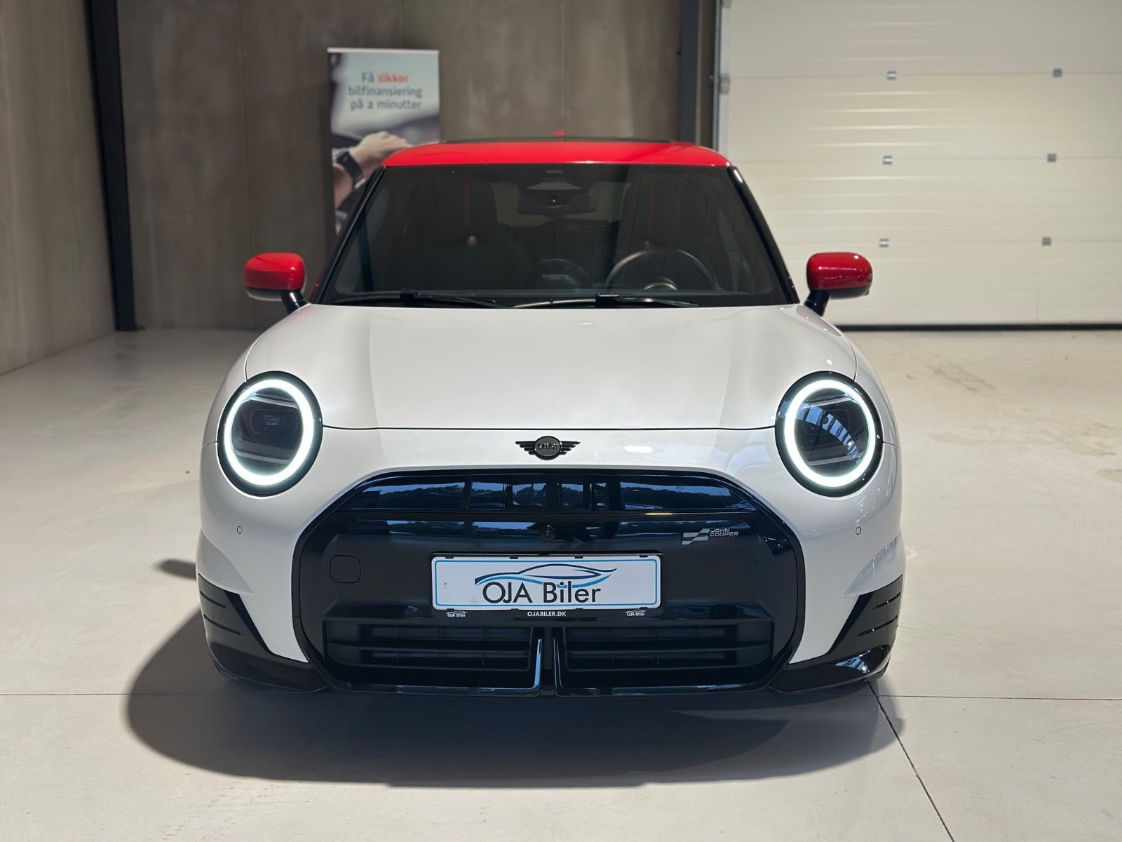 Hvid Mini Cooper E fra 2025