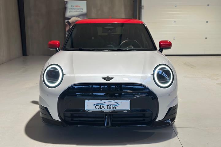 Hvid Mini Cooper E fra 2025