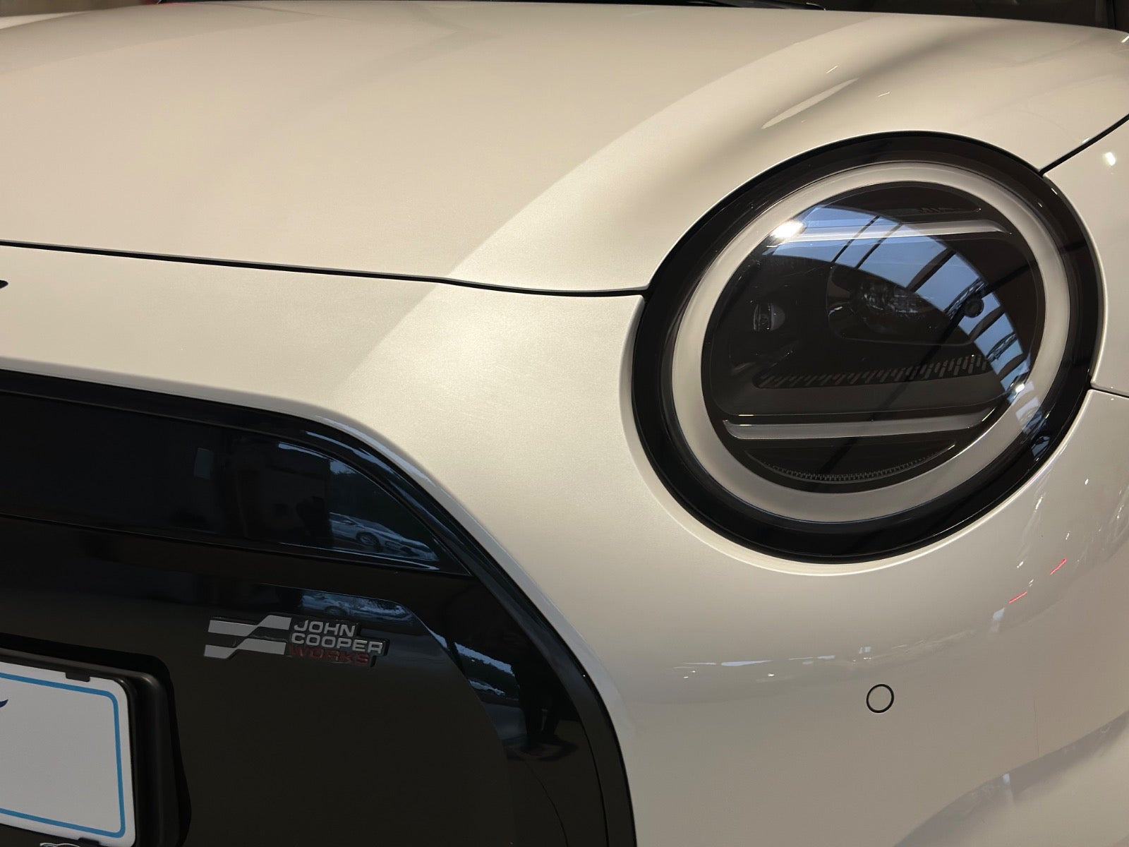 Hvid Mini Cooper E fra 2025