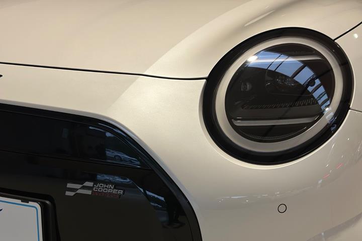 Hvid Mini Cooper E fra 2025