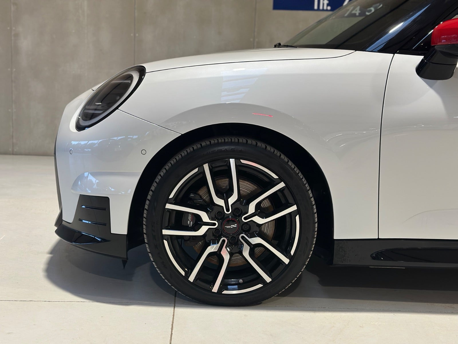 Hvid Mini Cooper E fra 2025