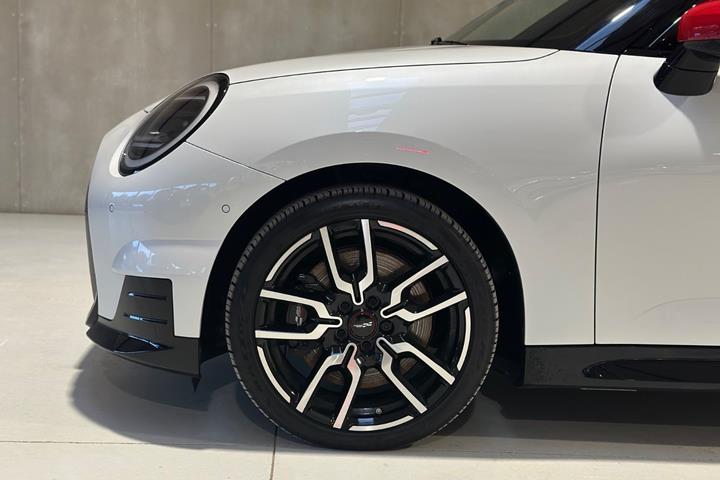 Hvid Mini Cooper E fra 2025
