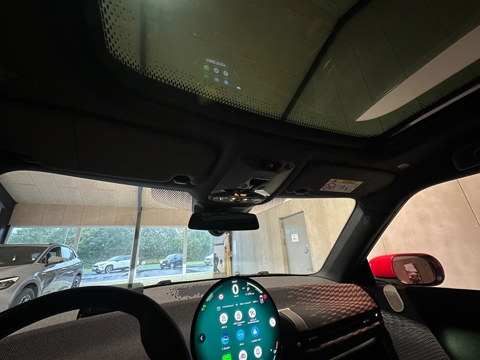 Hvid Mini Cooper E fra 2025
