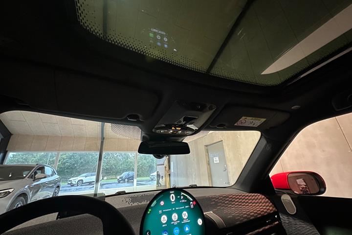 Hvid Mini Cooper E fra 2025