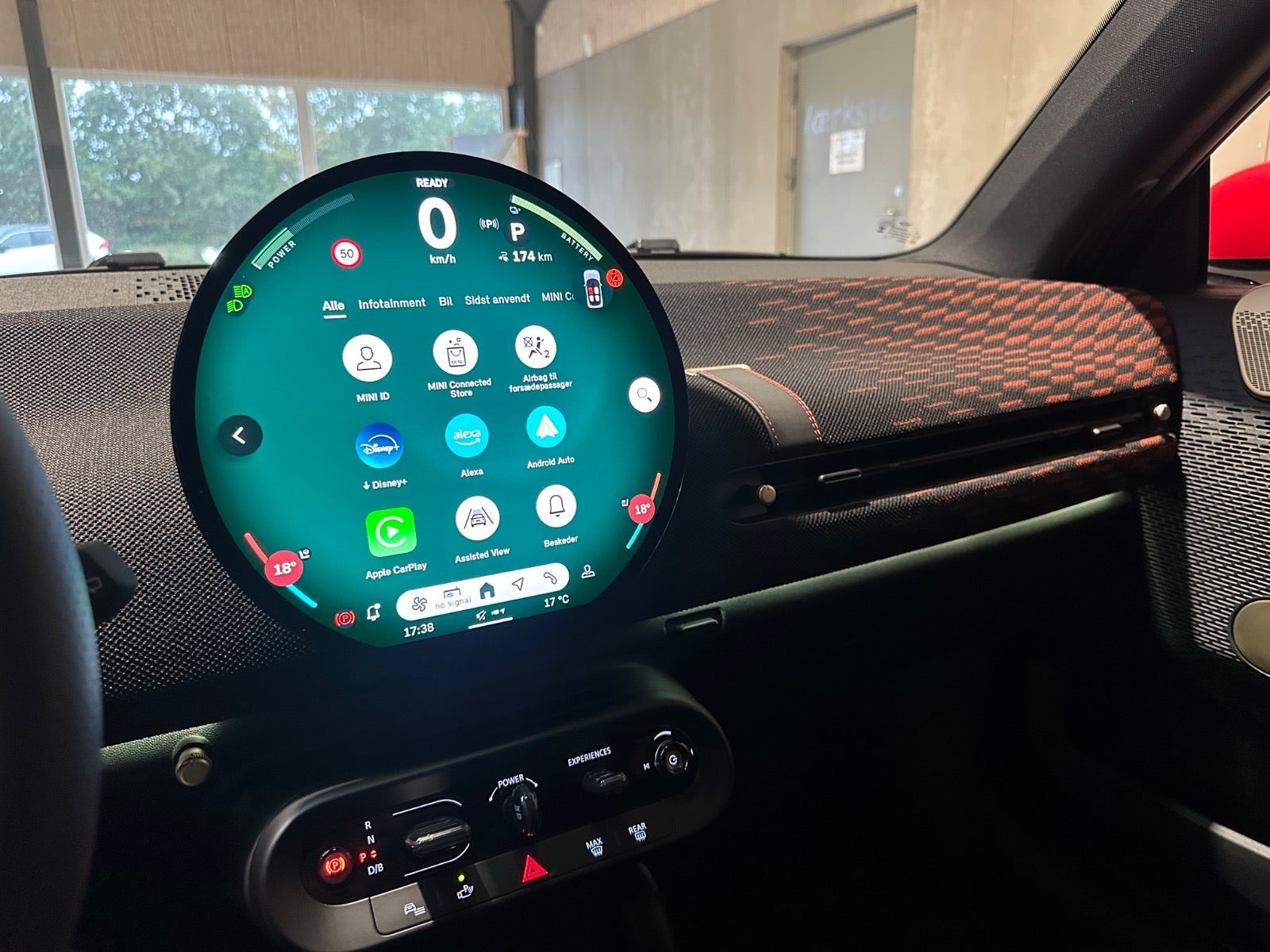 Hvid Mini Cooper E fra 2025