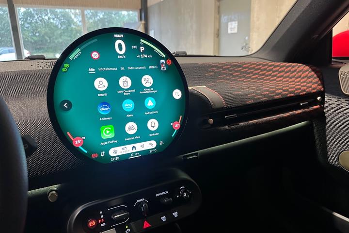 Hvid Mini Cooper E fra 2025