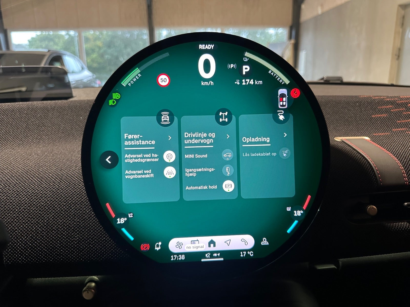 Hvid Mini Cooper E fra 2025