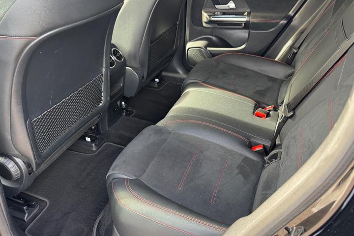 Sort Mercedes EQA350 fra 2022