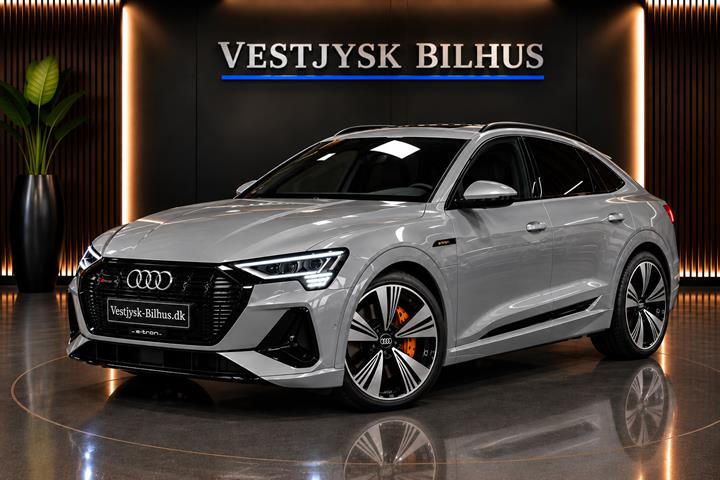 Sølv Audi e-tron fra 2022 set udefra