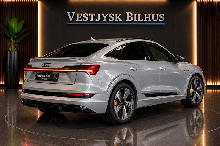 Sølv Audi e-tron fra 2022