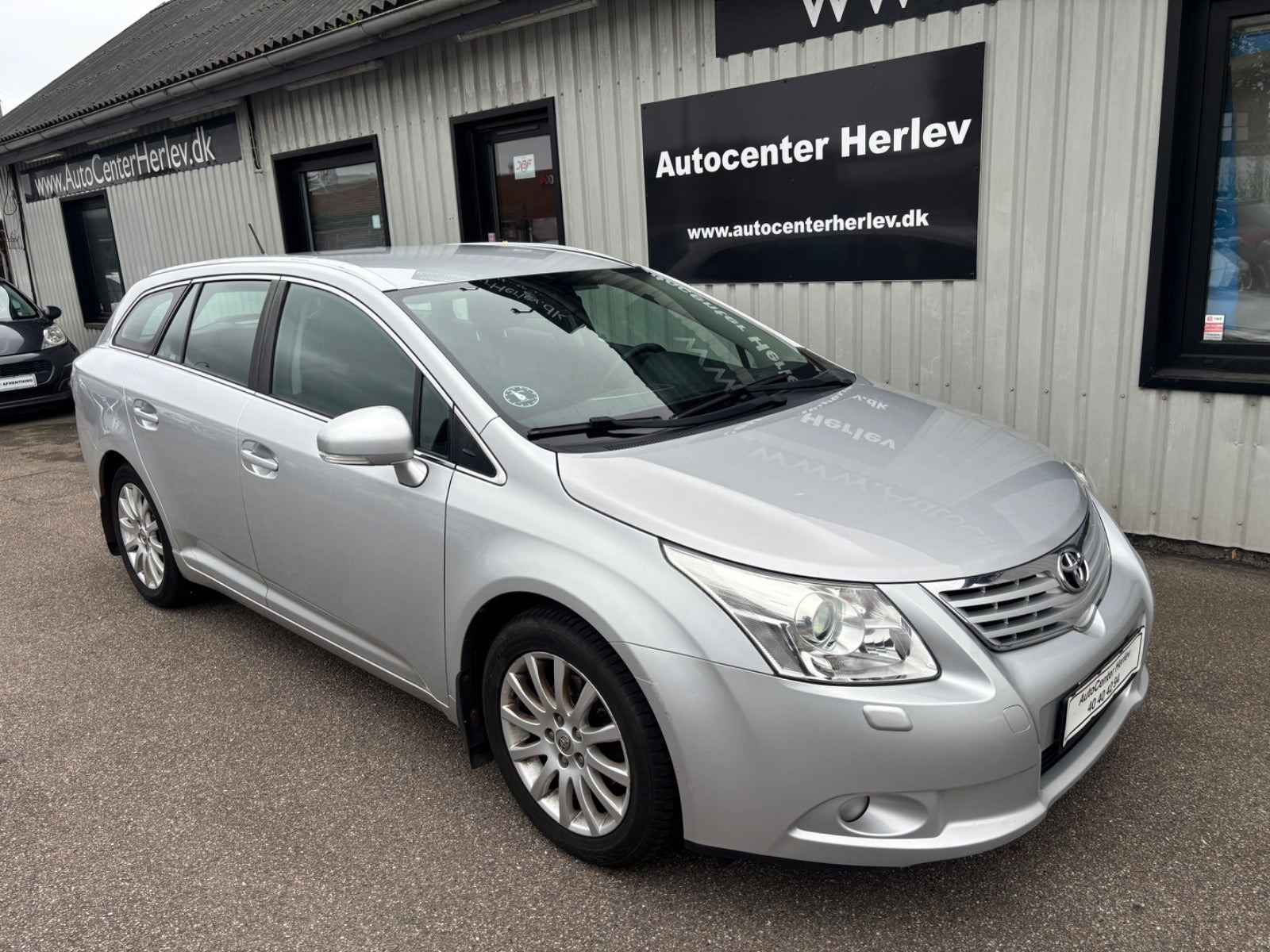 Sølv Toyota Avensis fra 2012