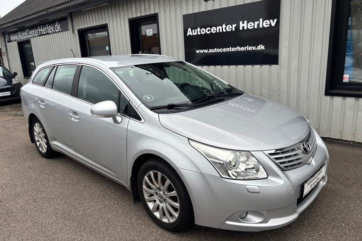 Sølv Toyota Avensis fra 2012