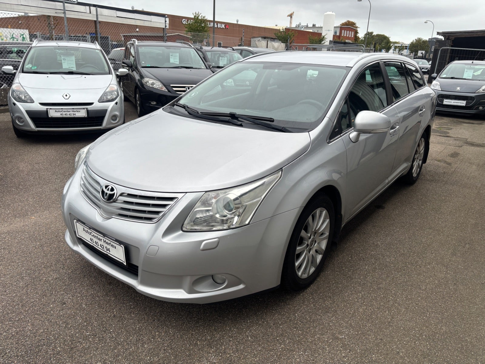 Sølv Toyota Avensis fra 2012