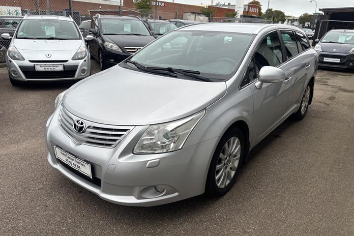 Sølv Toyota Avensis fra 2012