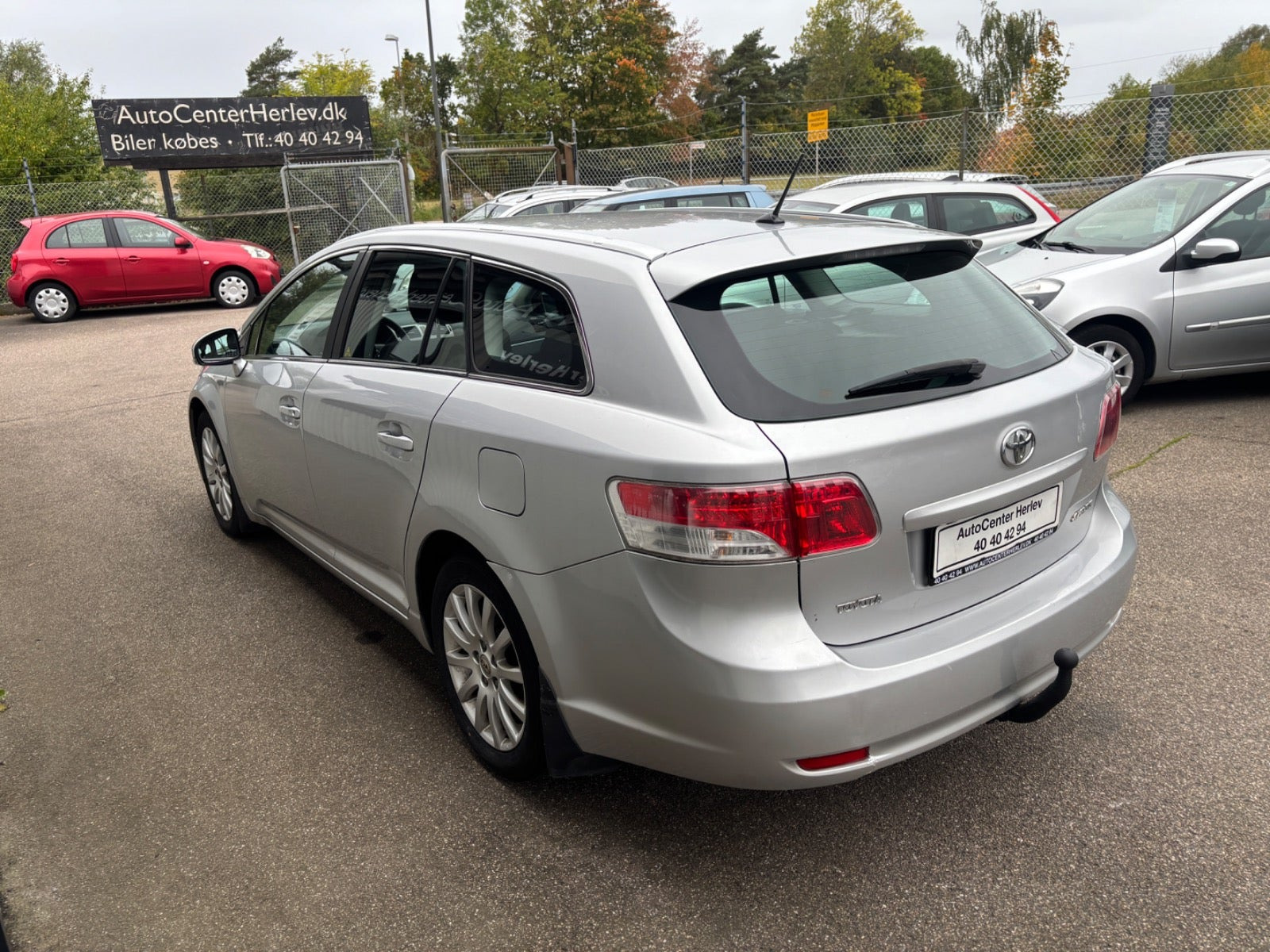 Sølv Toyota Avensis fra 2012