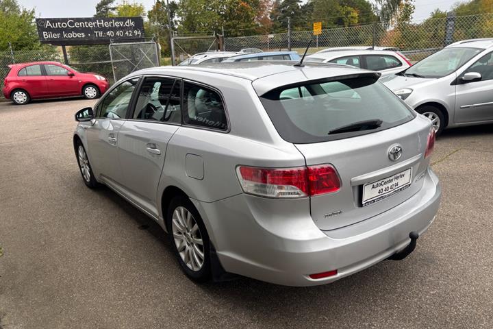 Sølv Toyota Avensis fra 2012
