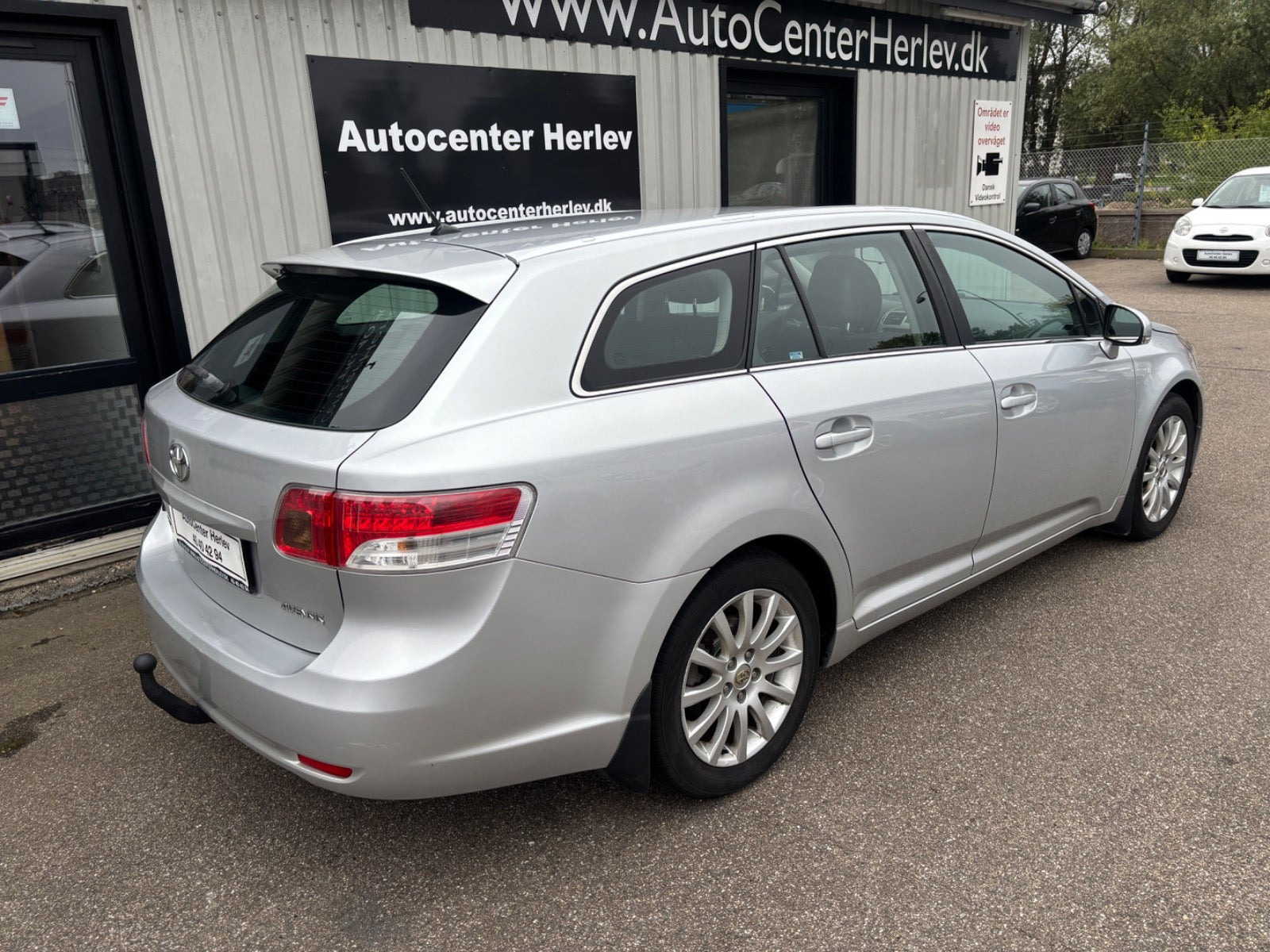 Sølv Toyota Avensis fra 2012