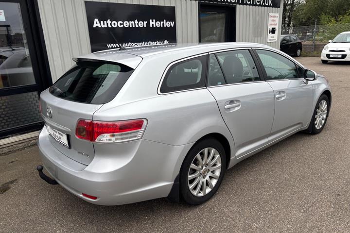Sølv Toyota Avensis fra 2012
