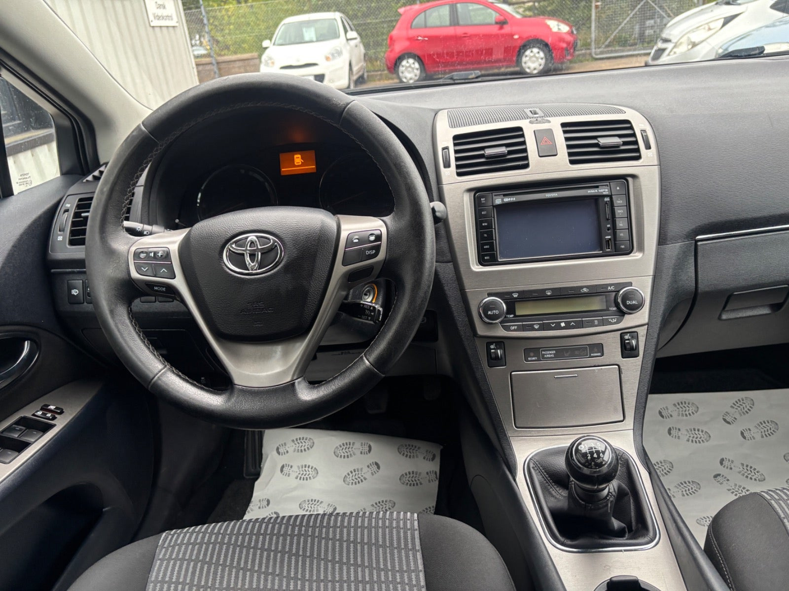 Sølv Toyota Avensis fra 2012