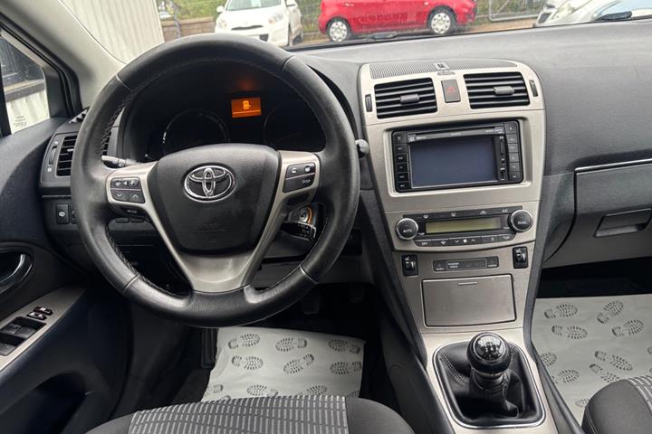 Sølv Toyota Avensis fra 2012