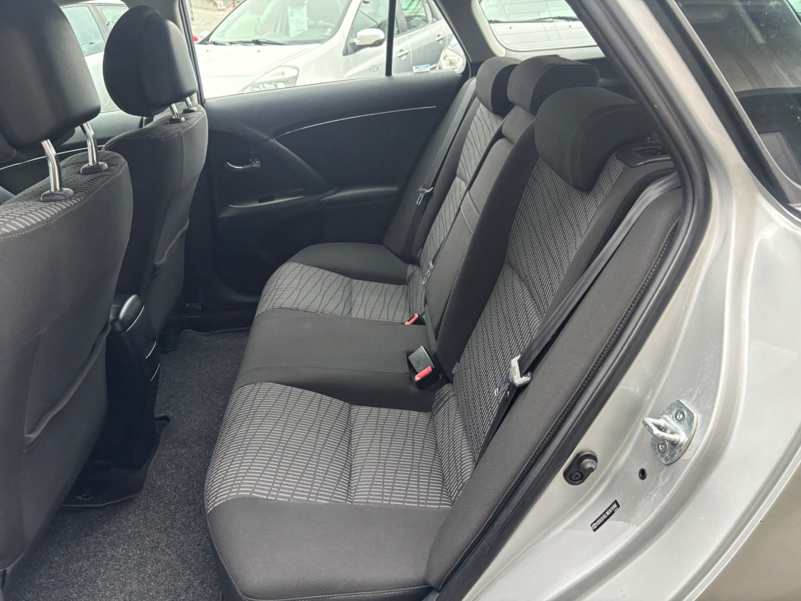 Sølv Toyota Avensis fra 2012