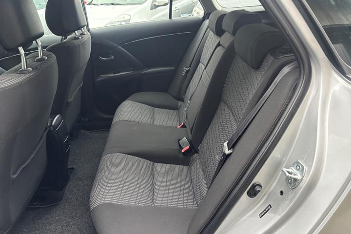 Sølv Toyota Avensis fra 2012