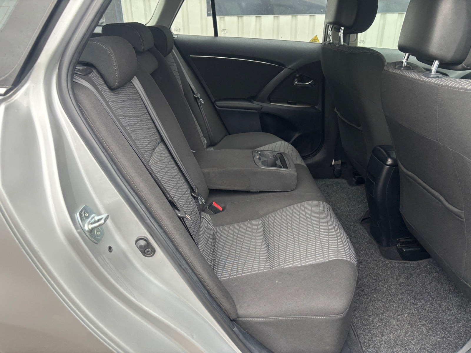 Sølv Toyota Avensis fra 2012