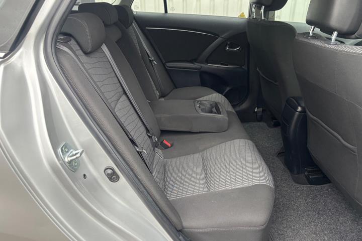 Sølv Toyota Avensis fra 2012