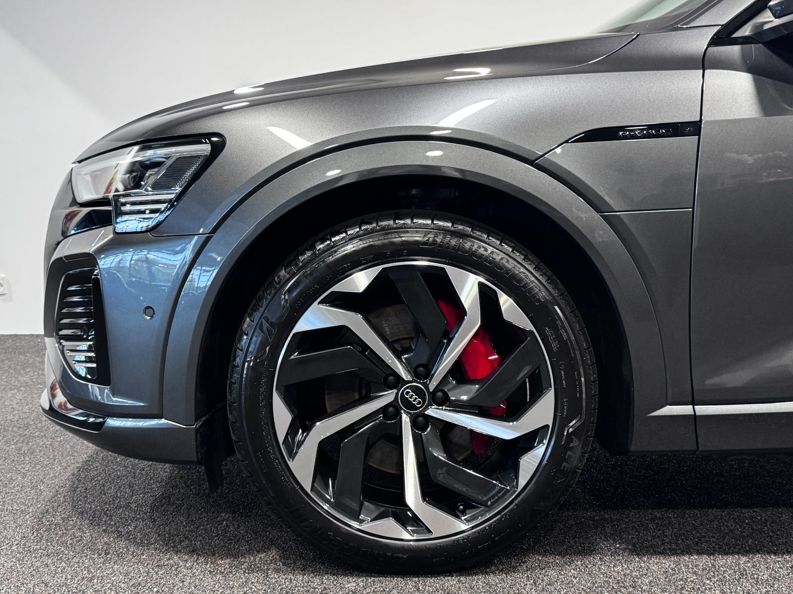Grå Audi Q8 e-tron fra 2024