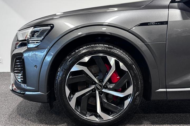 Grå Audi Q8 e-tron fra 2024
